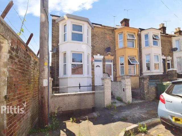 3 bedroom end of terrace house to rent