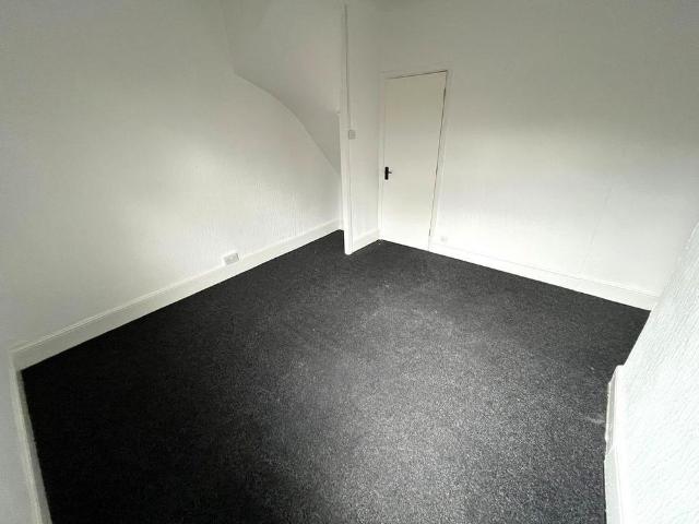 3 bedroom end of terrace house to rent