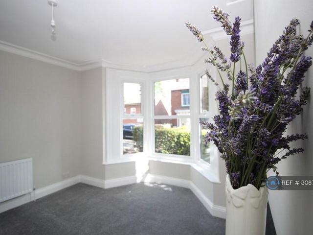 3 bedroom end of terrace house to rent