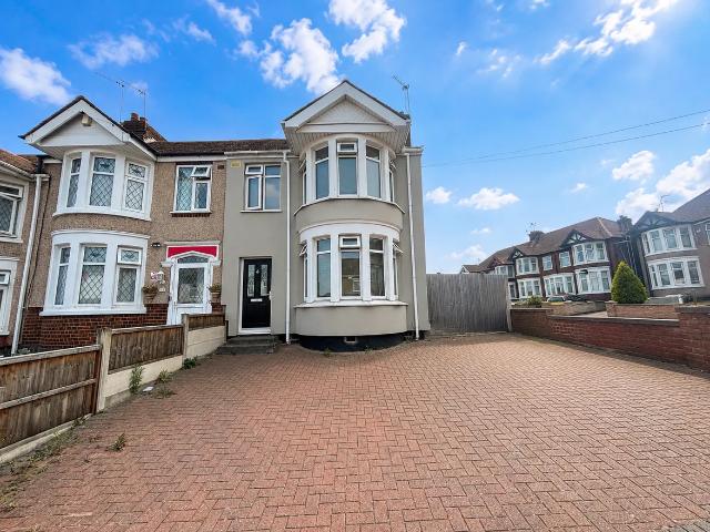 3 bedroom end of terrace house to rent