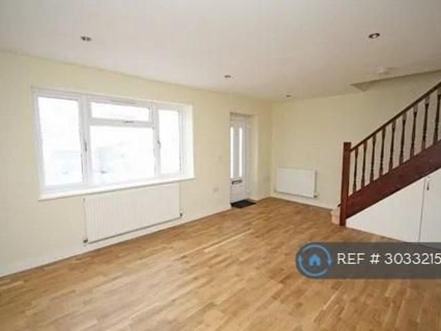 3 bedroom end of terrace house to rent