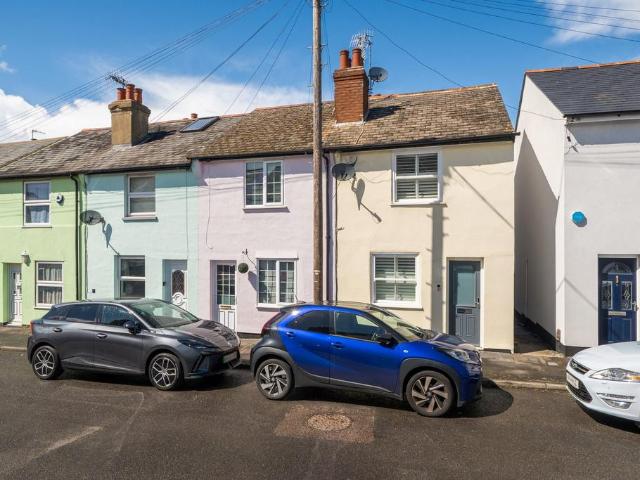 3 bedroom end of terrace house to rent