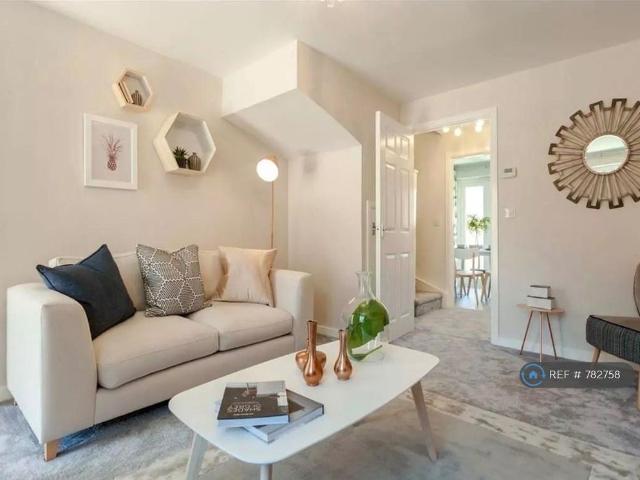 3 bedroom end of terrace house to rent