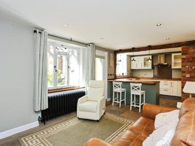 3 bedroom end of terrace house to rent