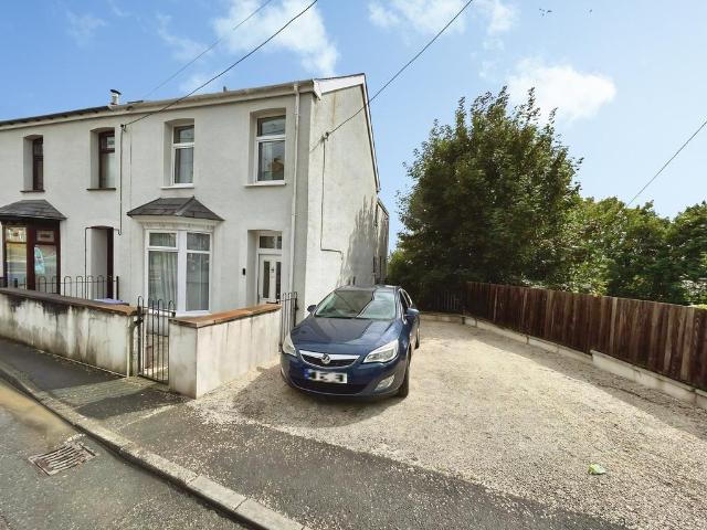 3 bedroom end of terrace house to rent