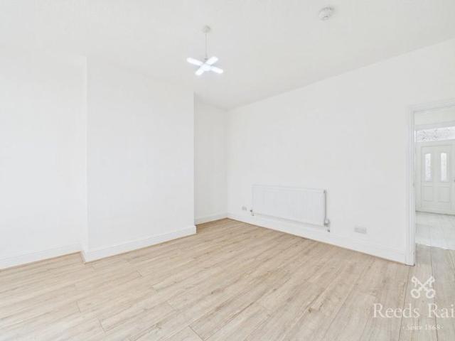 3 bedroom end of terrace house to rent