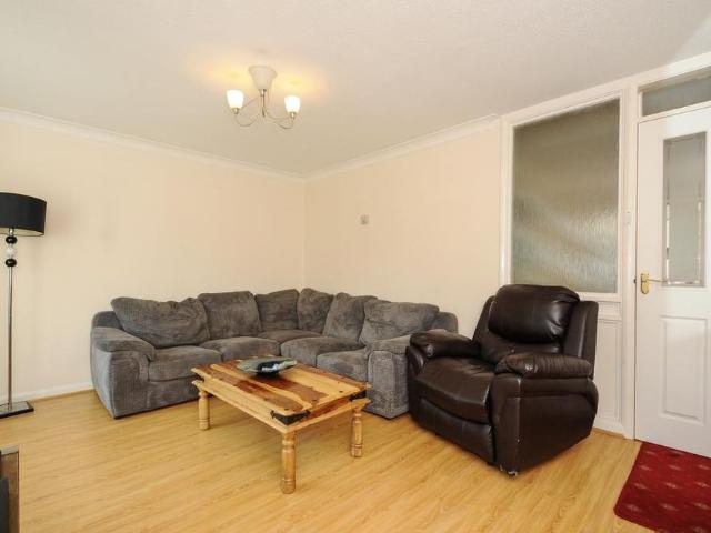 3 bedroom end of terrace house to rent