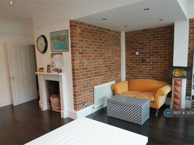 3 bedroom end of terrace house to rent