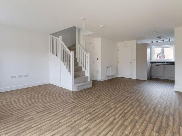3 bedroom end of terrace house to rent