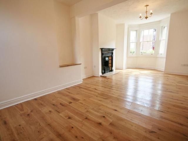 3 bedroom end of terrace house to rent
