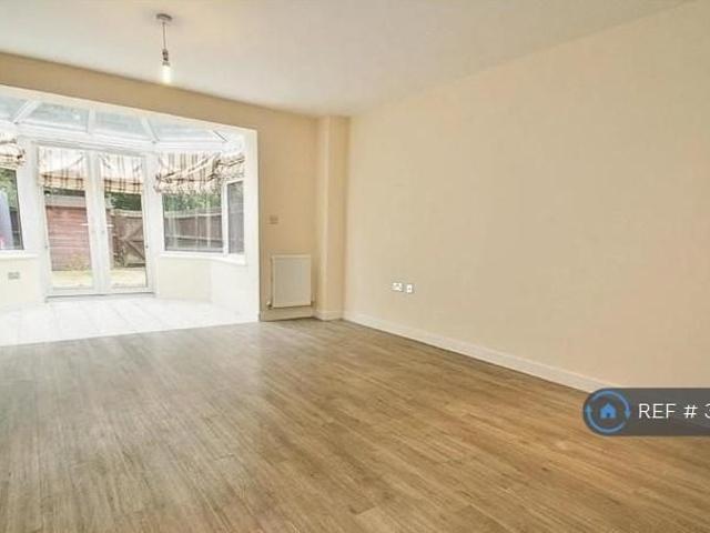 3 bedroom end of terrace house to rent