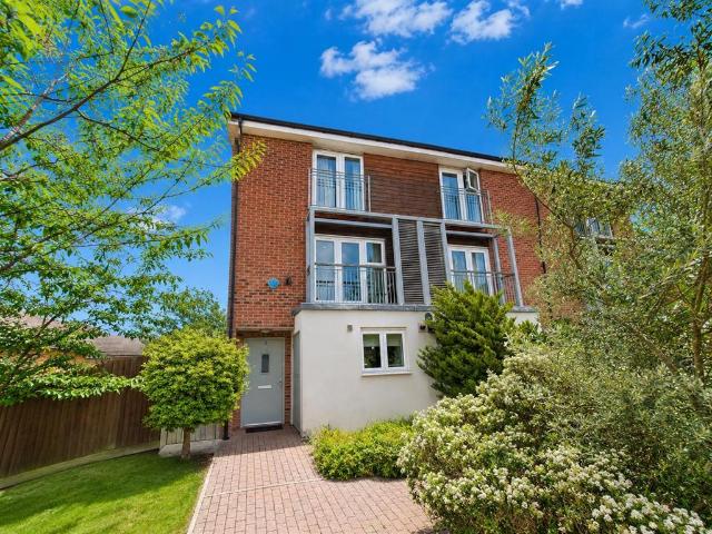 3 bedroom end of terrace house to rent
