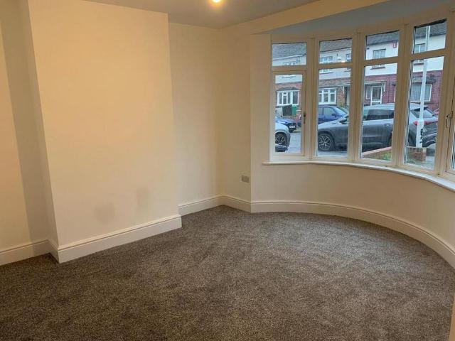 3 bedroom end of terrace house to rent
