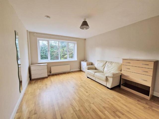 3 bedroom end of terrace house to rent