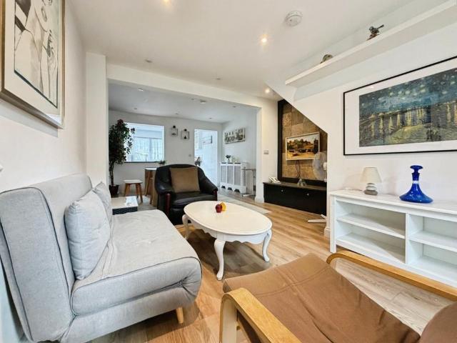 3 bedroom end of terrace house to rent