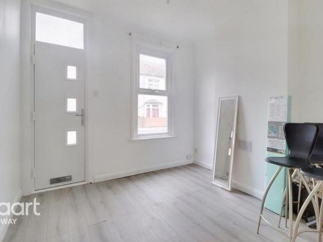 3 bedroom end of terrace house to rent
