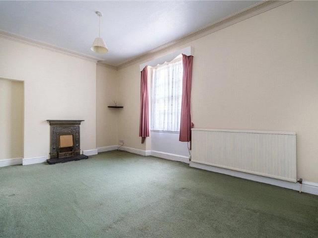 3 bedroom end of terrace house to rent