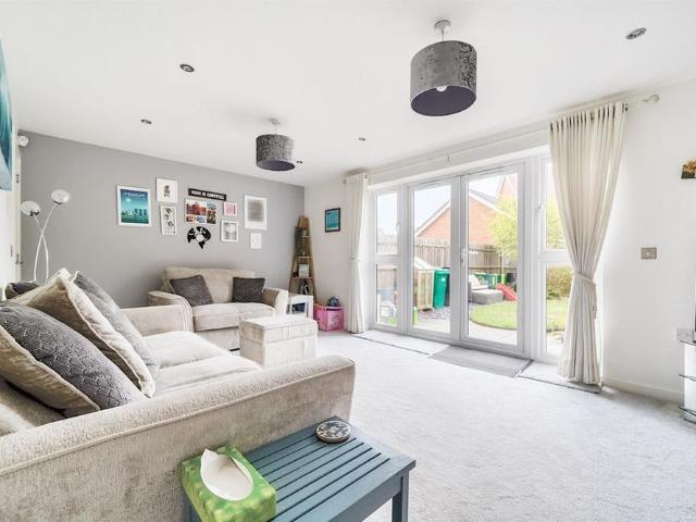 3 bedroom end of terrace house to rent