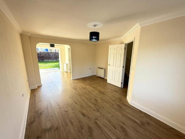 3 bedroom end of terrace house to rent