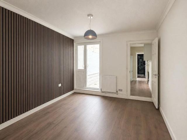 3 bedroom end of terrace house to rent