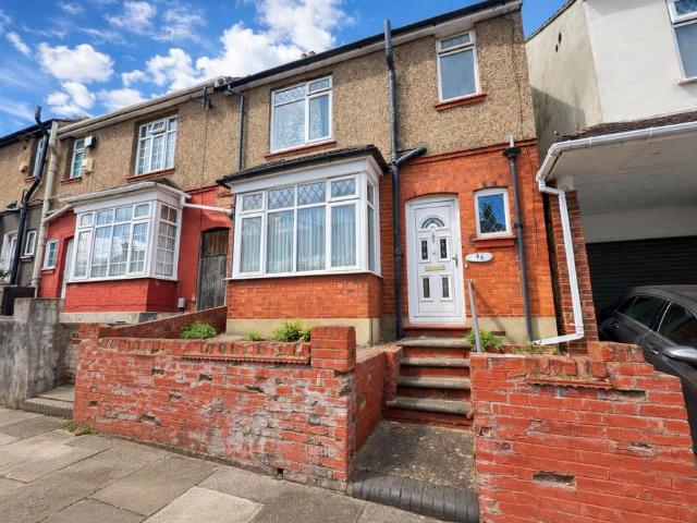 3 bedroom end of terrace house to rent