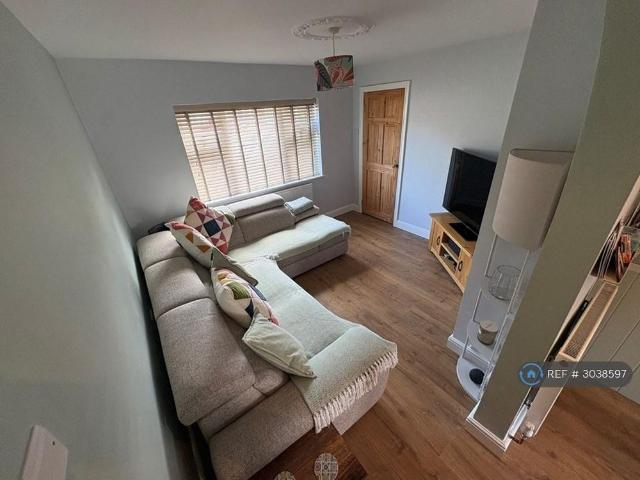 3 bedroom end of terrace house to rent