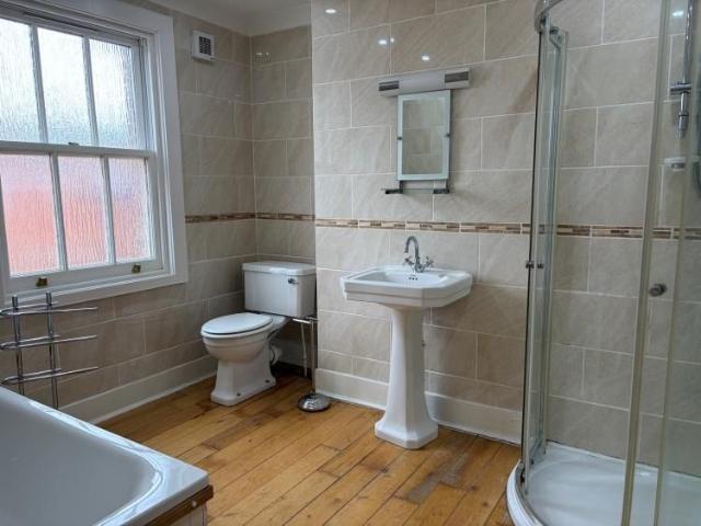 3 bedroom end of terrace house to rent