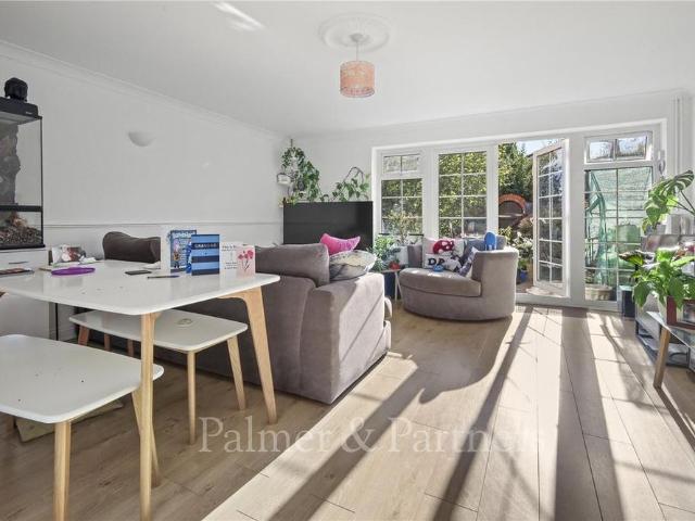 3 bedroom end of terrace house to rent