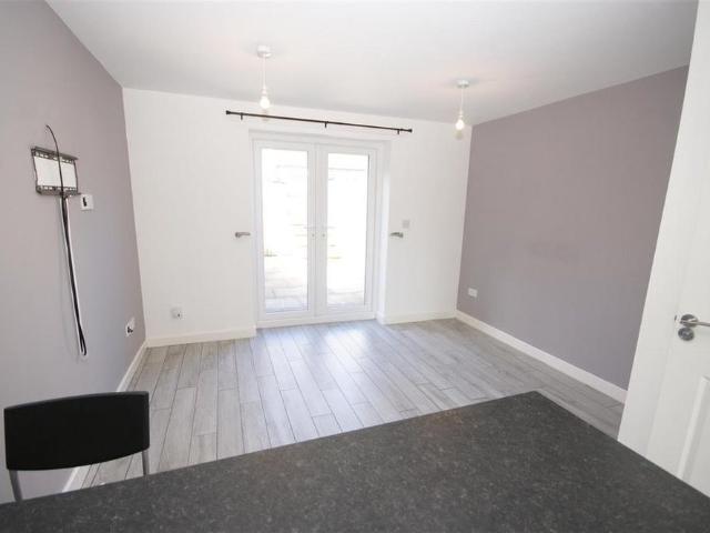3 bedroom end of terrace house to rent