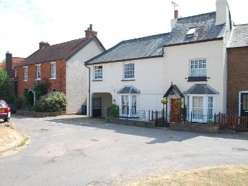 3 bedroom end of terrace house to rent