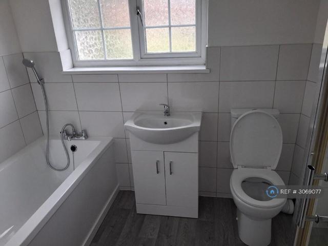 3 bedroom end of terrace house to rent