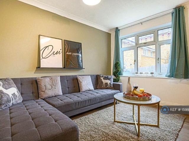 3 bedroom end of terrace house to rent