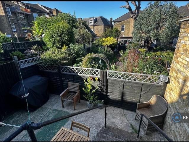 3 bedroom end of terrace house to rent