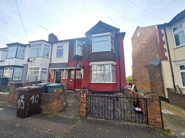 3 bedroom end of terrace house to rent