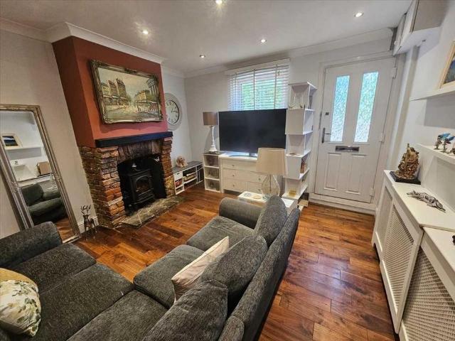 3 bedroom end of terrace house to rent