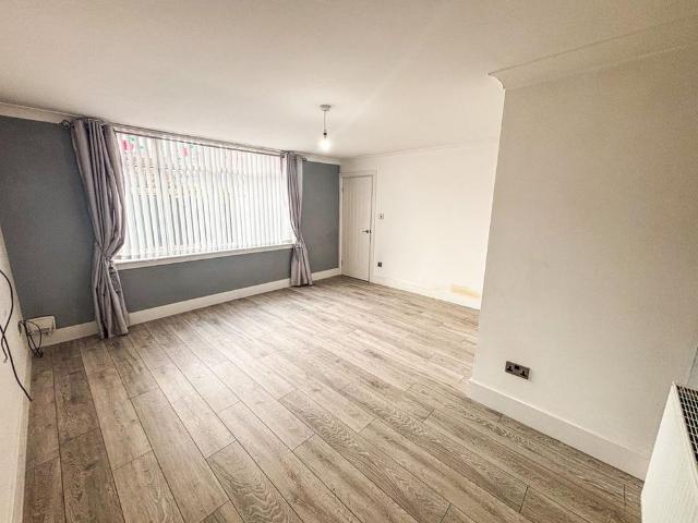 3 bedroom end of terrace house to rent