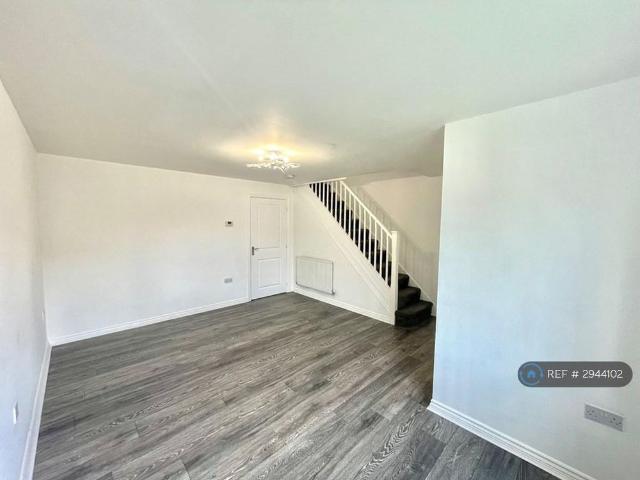 3 bedroom end of terrace house to rent