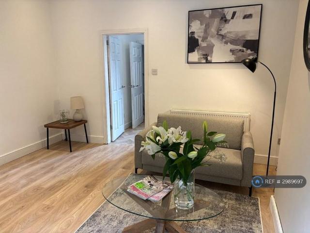 3 bedroom end of terrace house to rent