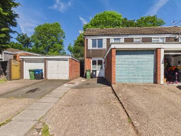 3 bedroom end of terrace house to rent