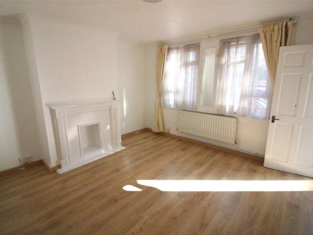 3 bedroom end of terrace house to rent