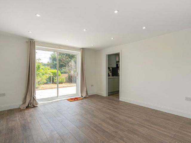 3 bedroom end of terrace house to rent