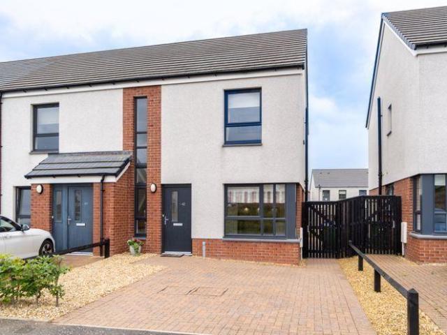 3 bedroom end of terrace house to rent