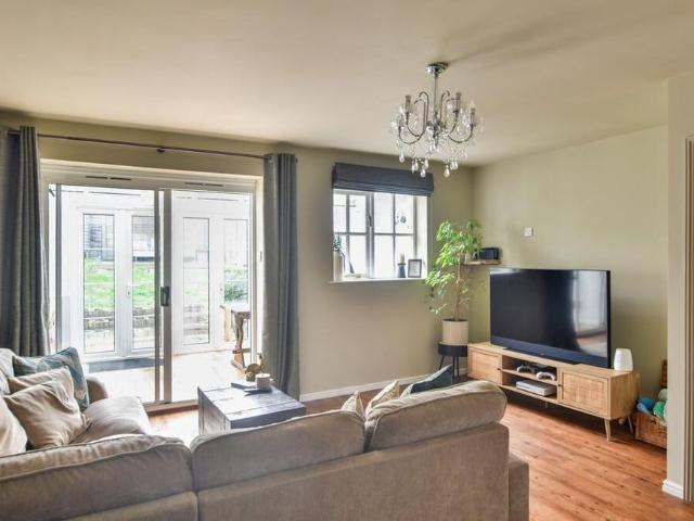 3 bedroom end of terrace house to rent