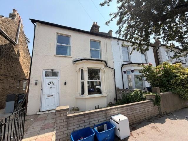 3 bedroom end of terrace house to rent