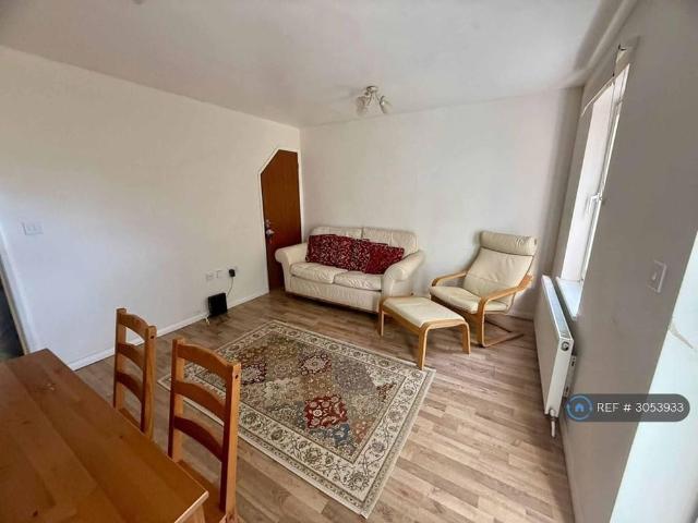 3 bedroom end of terrace house to rent