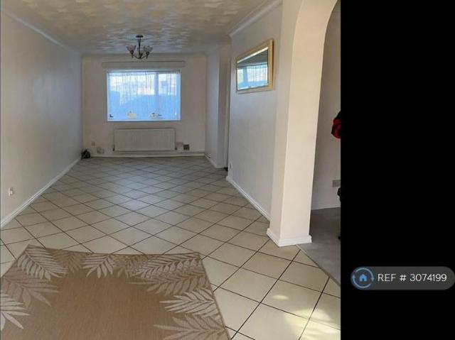 3 bedroom end of terrace house to rent
