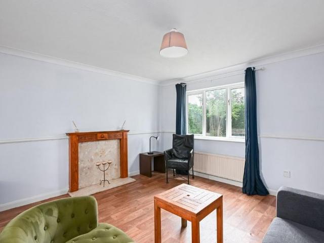 3 bedroom end of terrace house to rent