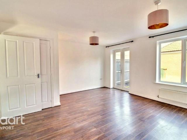 3 bedroom end of terrace house to rent