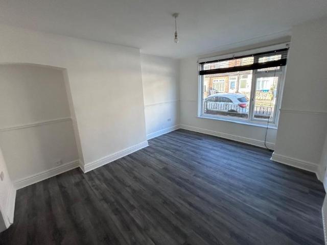 3 bedroom end of terrace house to rent