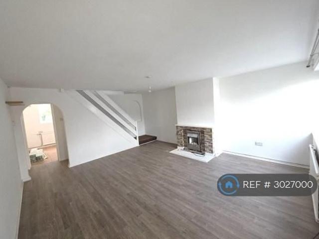 3 bedroom end of terrace house to rent
